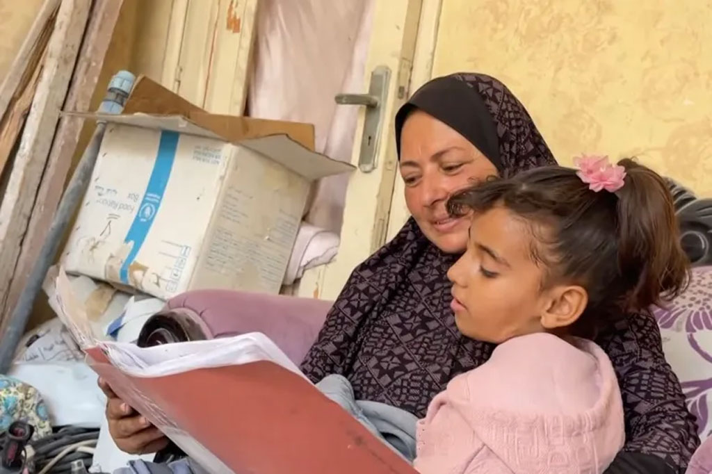 ইসরায়েলি বোমায় সব হারানো মেয়েটি যেভাবে দুঃখ ভুলে থাকে