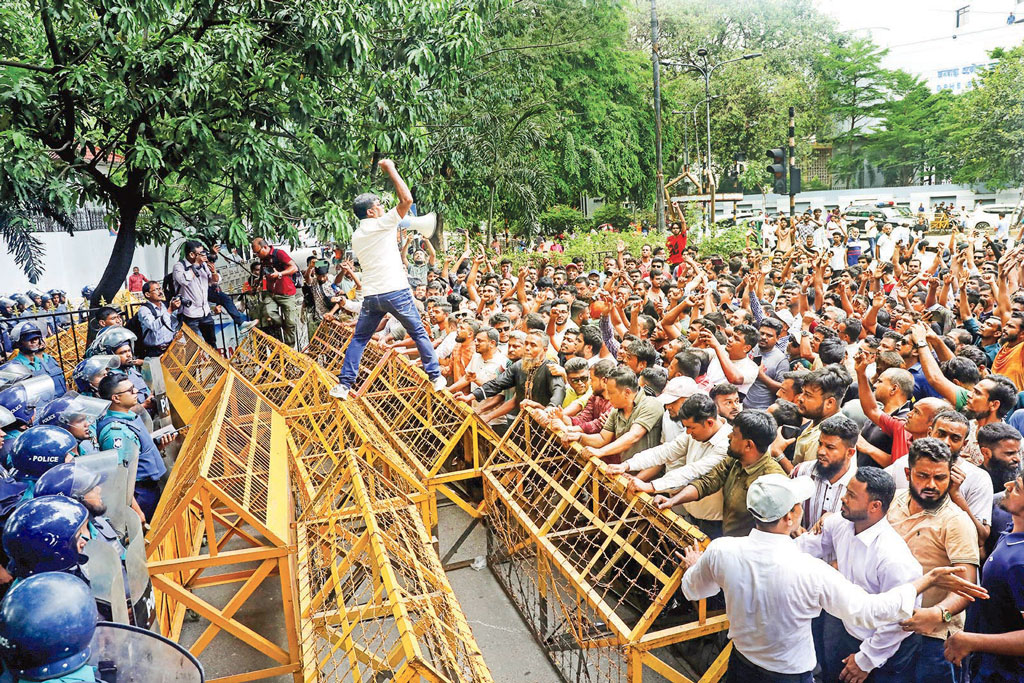 দুই ইস্যুতে মাঠ গরম