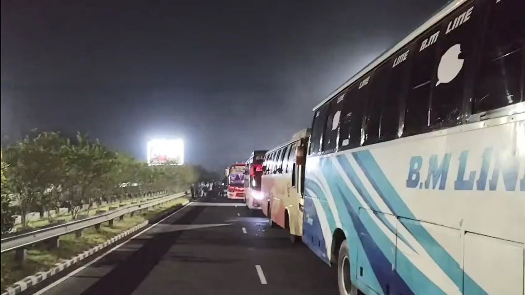 মাদারীপুরে আড়াই ঘণ্টা পর যান চলাচল স্বাভাবিক