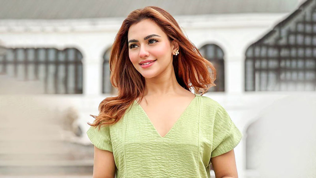 ভিউর পেছনে ছুটতে ছুটতে যদি আমরা একটু থামতাম