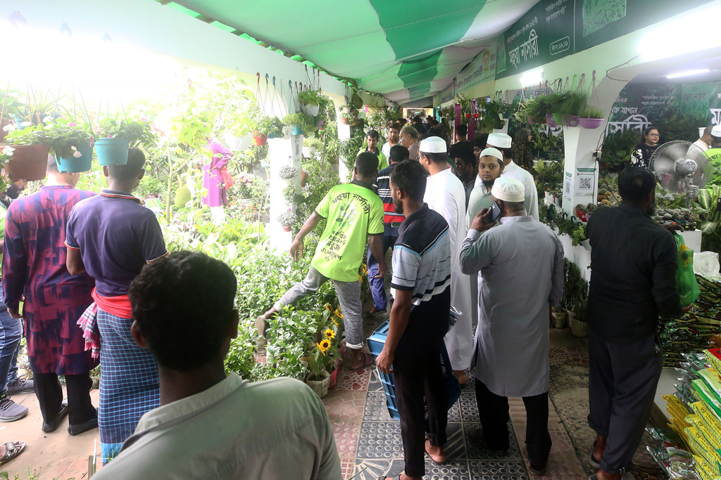গত ২৫ জুন শুরু হওয়া বৃক্ষমেলা ২৪ জুলাই শেষ হওয়ার কথা রয়েছে। ছবি: ওমর ফারুক
