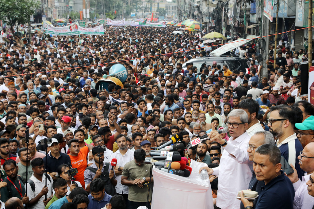 রাজধানীর নয়াপল্টনে বিএনপির কেন্দ্রীয় কার্যালয়ে আয়োজিত বিক্ষোভ সমাবেশে বক্তব্য দেন মির্জা ফখরুল ইসলাম আলমগীর। ছবি: আজকের পত্রিকা