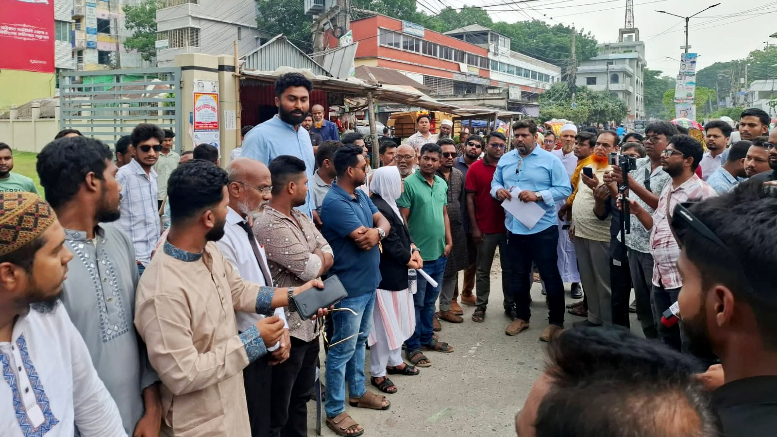ফরিদপুরে বিআরটিএ কর্মকর্তার বিরুদ্ধে দুর্নীতির অভিযোগ তুলে বিক্ষোভ