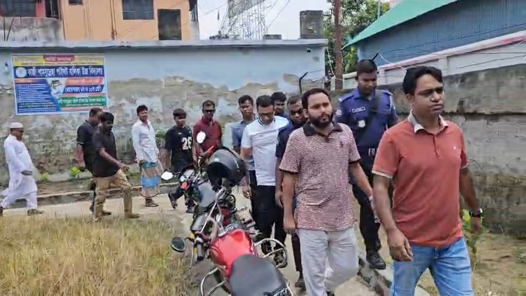 এসএসসির পরীক্ষাকেন্দ্রে গিয়ে অবরুদ্ধ এনসিপি নেতা