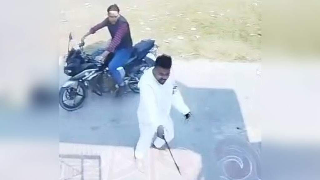 ফরিদপুরে বহিরাগতকে পরীক্ষাকেন্দ্রে প্রবেশে বাধা, রামদা নিয়ে কলেজশিক্ষকদের হুমকি