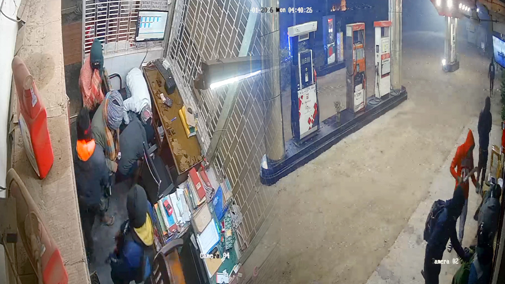 ফরিদপুরে পেট্রলপাম্প ও পুলিশ সদস্যের বাড়িতে ডাকাতি