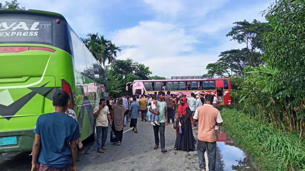 ফরিদপুরে যাত্রীবাহী দুই বাসের মুখোমুখি সংঘর্ষ, আহত ১৫