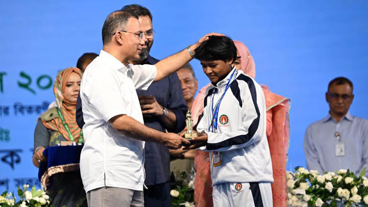 নতুন কুঁড়ি স্পোর্টস: ম্যান অব দ্য টুর্নামেন্ট লালপুরের ফারিহা মনি
