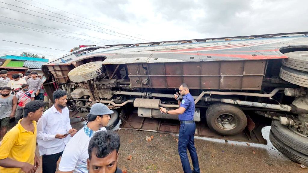 নিয়ন্ত্রণ হারিয়ে মহাসড়কে উল্টে গেল বাস, এক স্কুলছাত্রী নিহত