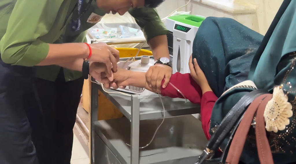 আদালতের এজলাসে বিচারপ্রার্থীর বিষপান, হাসপাতালে ভর্তি