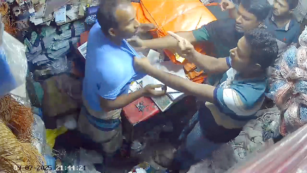পাওনা টাকা চাওয়ায় ব্যবসায়ীকে মারধরের পর বললেন, ‘আমি যুবদলের সভাপতি, জানস?’