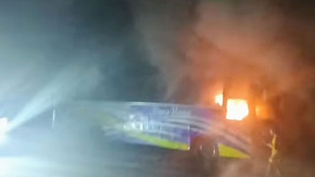 ফেনীতে ঢাকা-চট্টগ্রাম মহাসড়কে বাসে আগুন