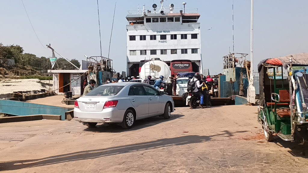 দৌলতদিয়া ফেরিঘাটে যাত্রী ও যানবাহনের চাপ বেড়েছে