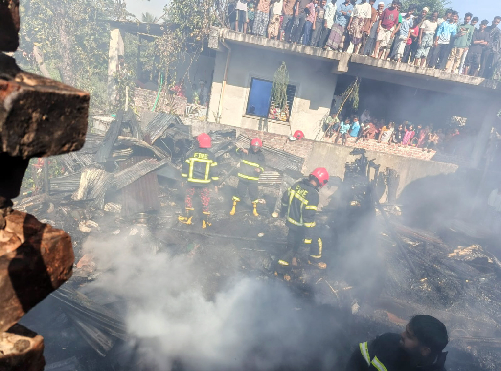 কর্ণফুলীতে আগুনে পুড়ল তিনটি ঘর