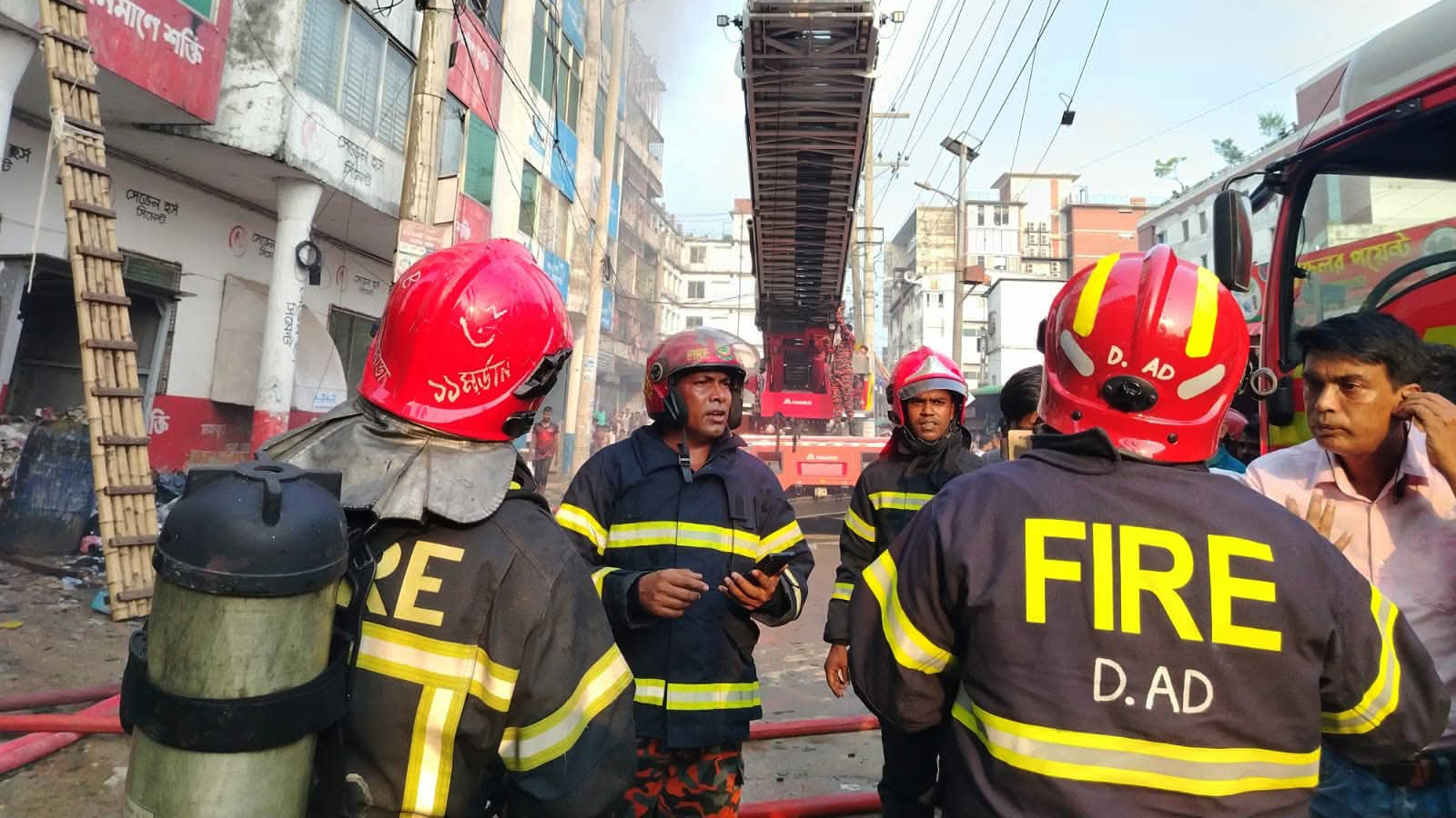 গাজীপুরে গার্মেন্টসে আগুন, ছাদে আটকা পড়েছে ৭০ জন শ্রমিক