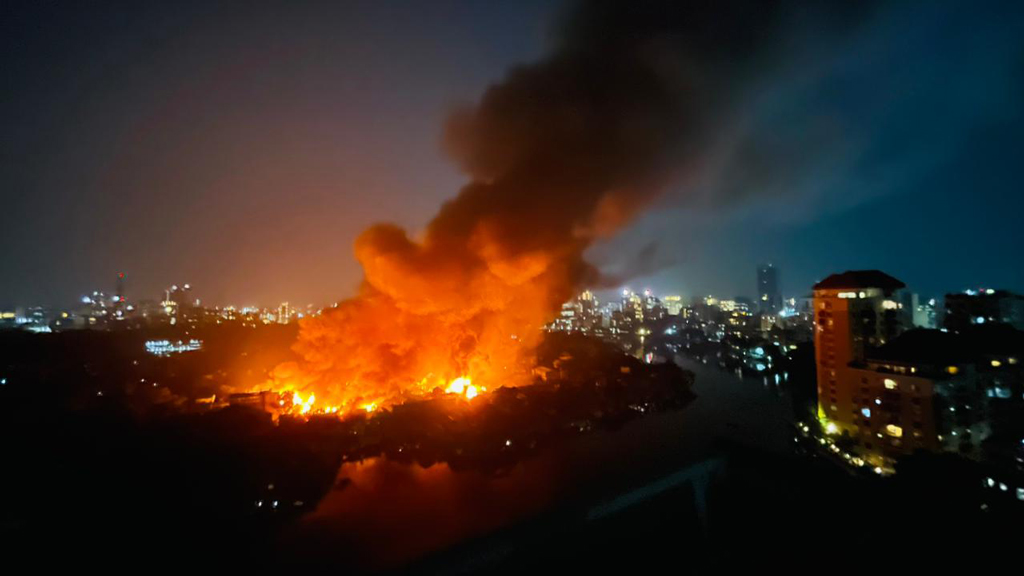 ৫ ঘণ্টা পর নিয়ন্ত্রণে এল কড়াইল বস্তির আগুন