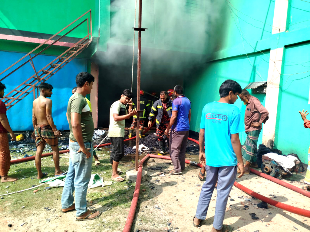 লালমনিরহাটে তুলার গুদামে আগুন