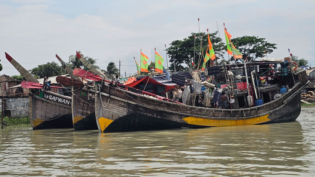 ১২–১৮ ফুট ঢেউয়ে উত্তাল বঙ্গোপসাগর, জেলেদের সমুদ্রে যেতে নিষেধ কোস্ট গার্ডের