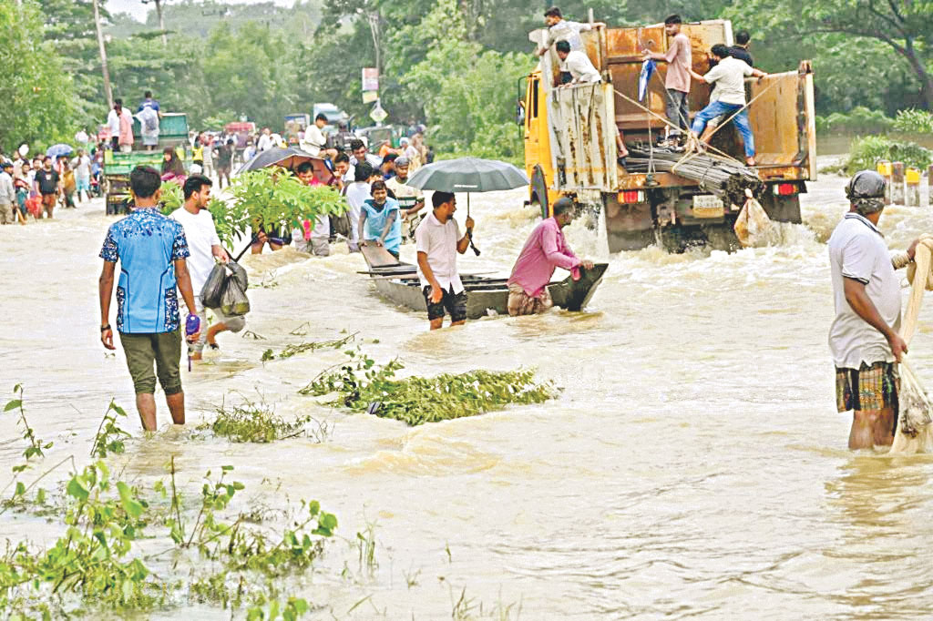 বৃষ্টি ও পাহাড়ি ঢলে বন্যা: খাদ্য ও পানির সংকটে বাড়ছে ভোগান্তি