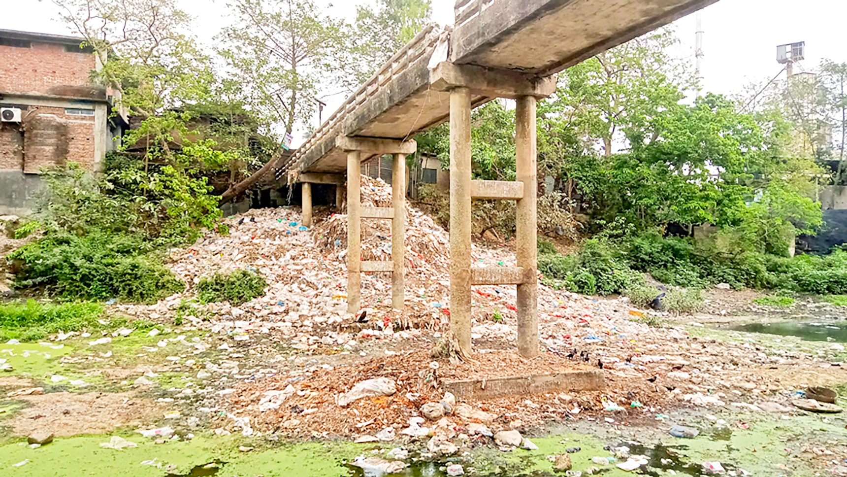 দিনাজপুরের ফুলবাড়ী: অস্তিত্ব সংকটে ছোট যমুনা এখন ভাগাড়