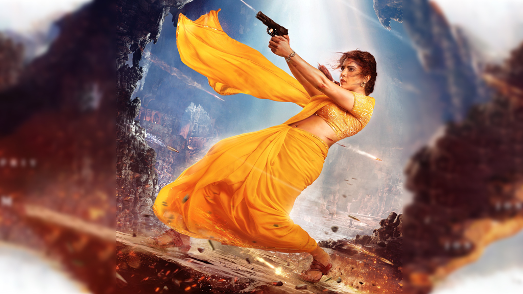 শাড়ি পরে অস্ত্র হাতে ফিরলেন প্রিয়াঙ্কা