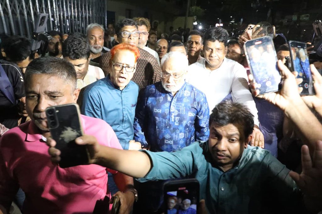 আইনশৃঙ্খলা বাহিনীর সহায়তায় কার্যালয় থেকে বের হলেন জি এম কাদের