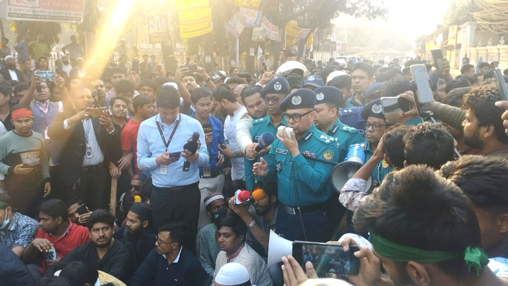 শিক্ষার্থীদের উদ্দেশে বক্তব্য দেন গাজীপুর মহানগর পুলিশ কমিশনার নাজমুল করিম খান। ছবি: আজকের পত্রিকা