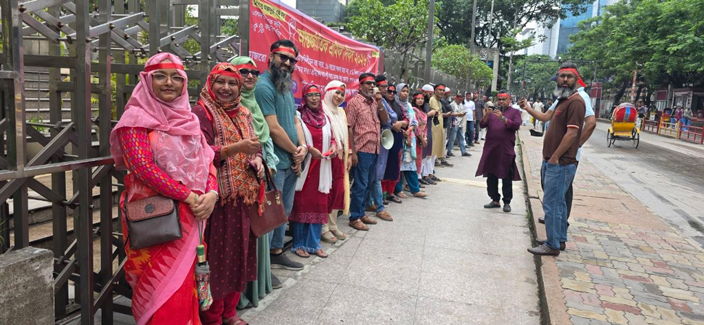 শ্রমিক দিবসে জিপি হাউসের সামনে সাবেক কর্মীদের অবস্থান