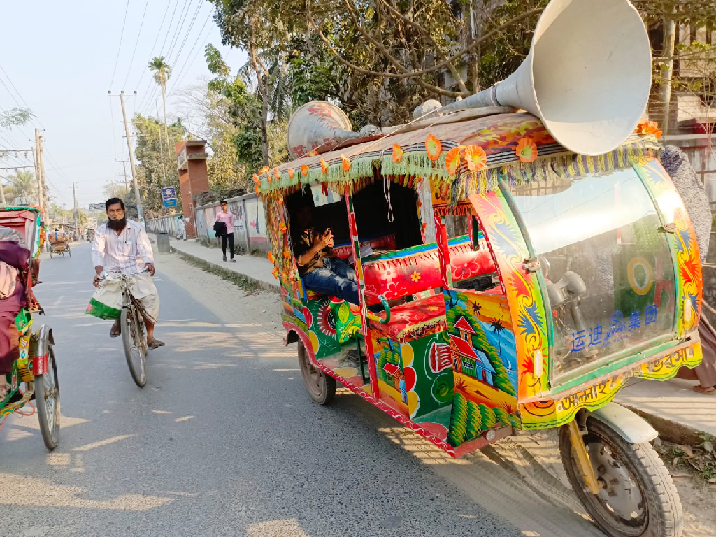 ব্যবসায়ীদের অভয় দিতে এমপির পক্ষে মাইকিং