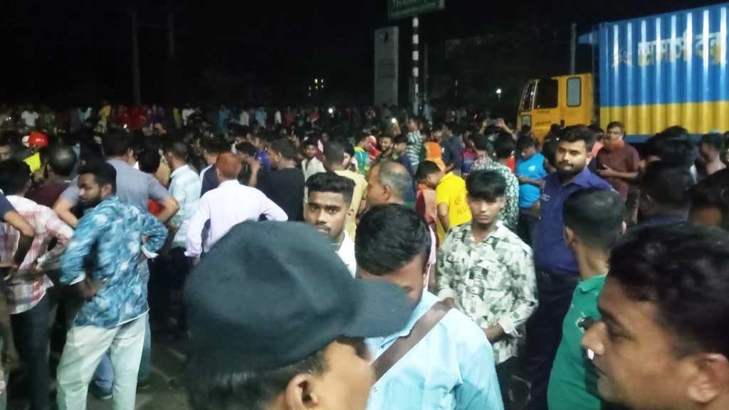 শ্রীপুরে বকেয়া বেতনের দাবিতে শ্রমিকদের মহাসড়ক অবরোধ, কারখানায় ভাঙচুর