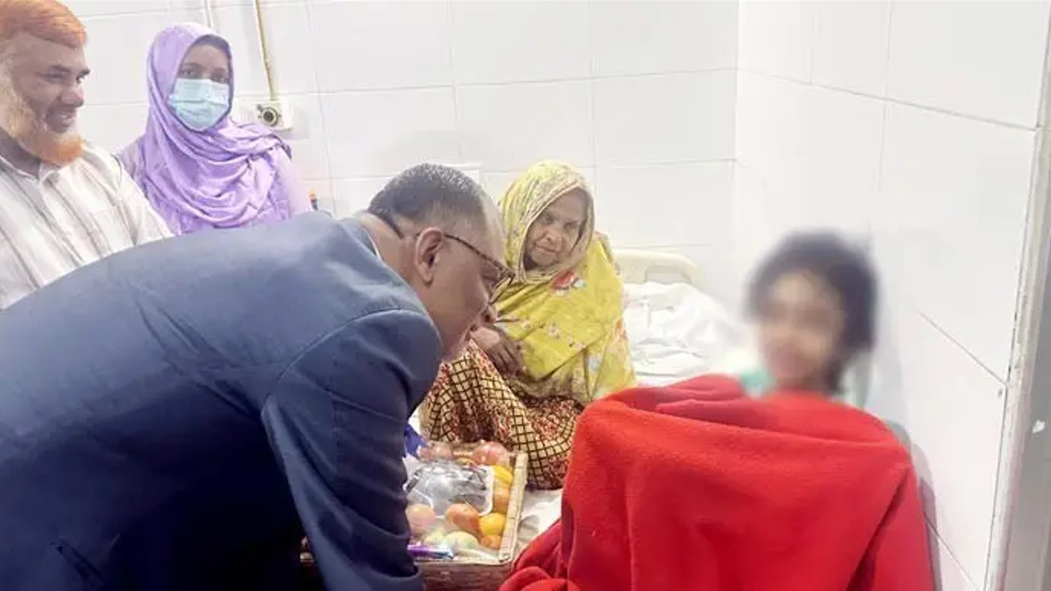 নির্যাতনের শিকার শিশু গৃহকর্মীকে দেখতে হাসপাতালে বাণিজ্য উপদেষ্টা, খোঁজ নিলেন প্রধান উপদেষ্টা