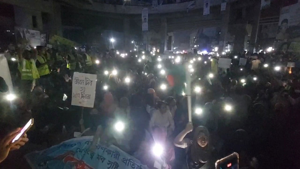 গাজীপুরে ৭ দফা দাবিতে ডিপ্লোমা প্রকৌশলী ও শিক্ষার্থীদের অবরোধ