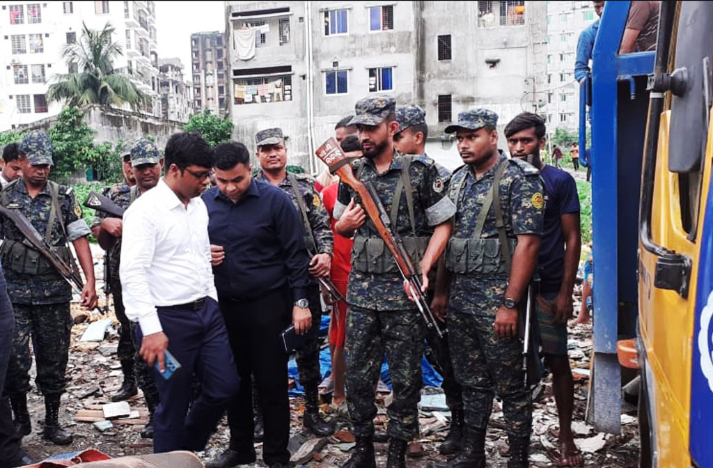 গাজীপুরে অবৈধ কারখানায় টাস্কফোর্সের অভিযান, ৩ হাজার কেজি পলিথিন জব্দ