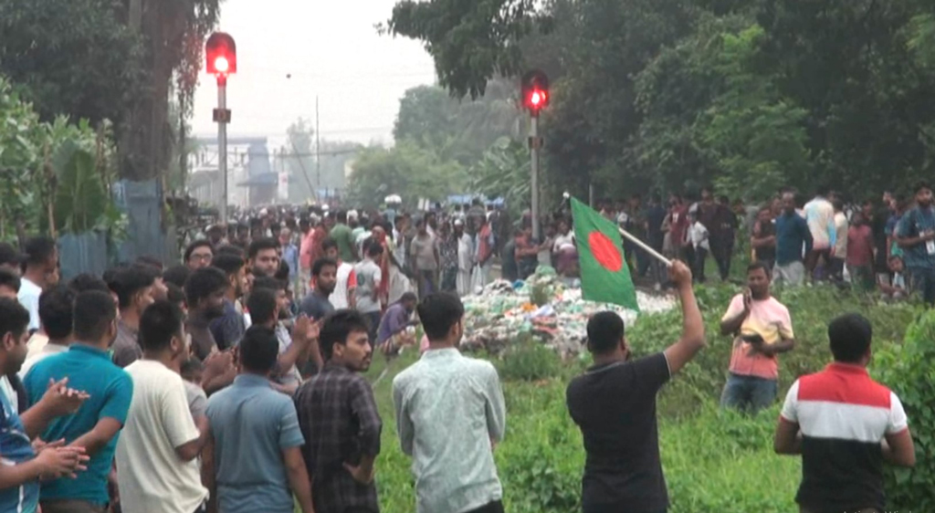 গাজীপুরে অবরোধ, ঢাকার সঙ্গে ময়মনসিংহ ও উত্তরবঙ্গের রেল যোগাযোগ বন্ধ