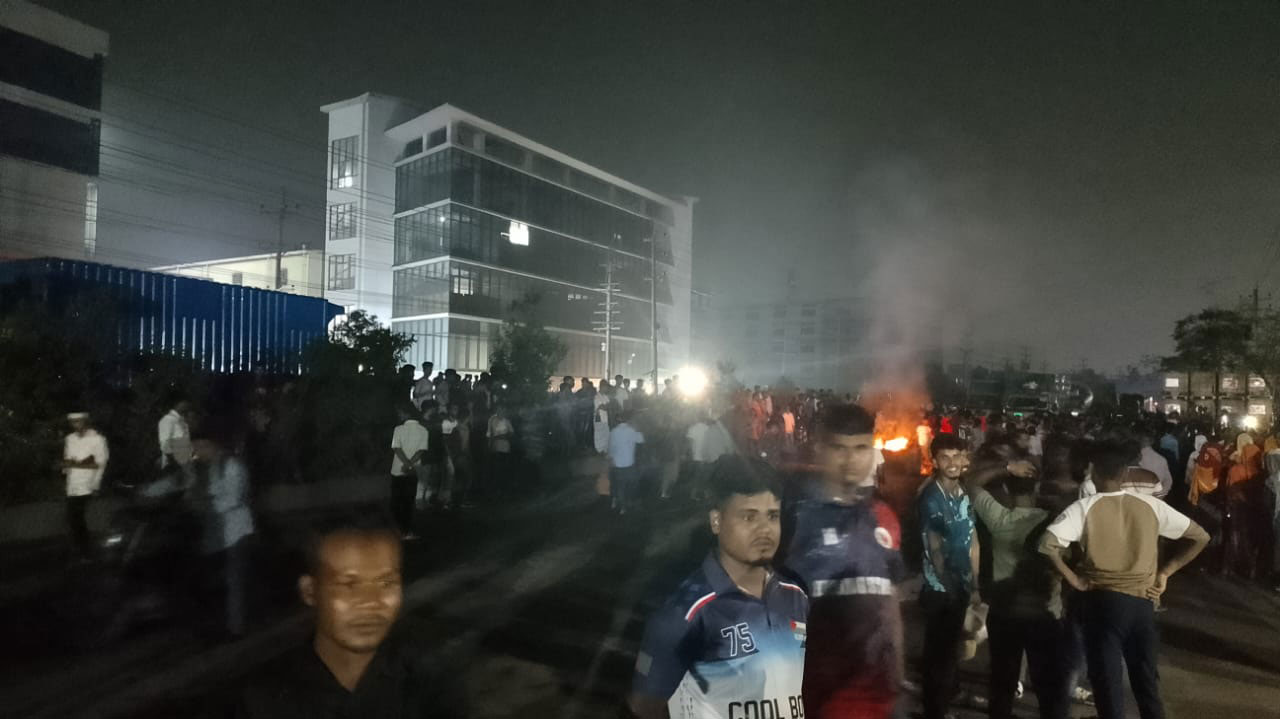 গাজীপুরে রাতে শ্রমিকদের ঢাকা-ময়মনসিংহ মহাসড়ক অবরোধ, দীর্ঘ যানজট