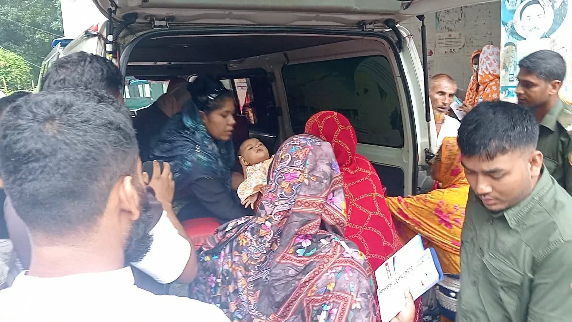 শ্রীপুরে কাভার্ডভ্যান চাপায় দম্পতি নিহত, বেঁচে আছে এক বছরের শিশু