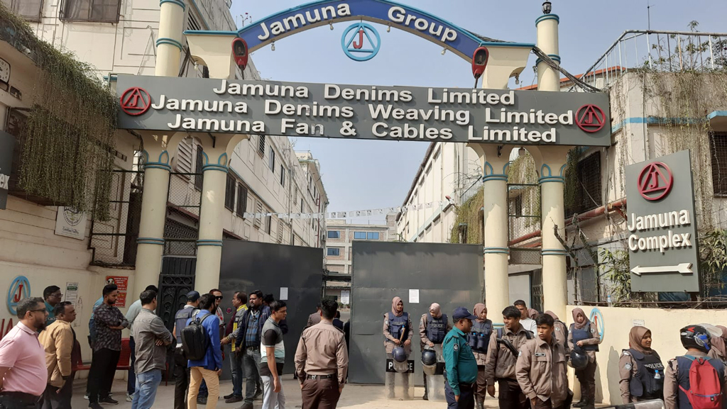 গাজীপুরে শ্রমিক-পুলিশ সংঘর্ষের জেরে কারখানা বন্ধ ঘোষণা