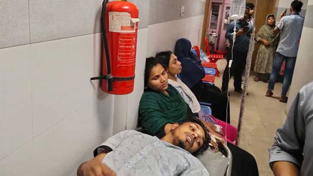 গাজীপুরে কারখানার পানি পান করে শতাধিক শ্রমিক অসুস্থ