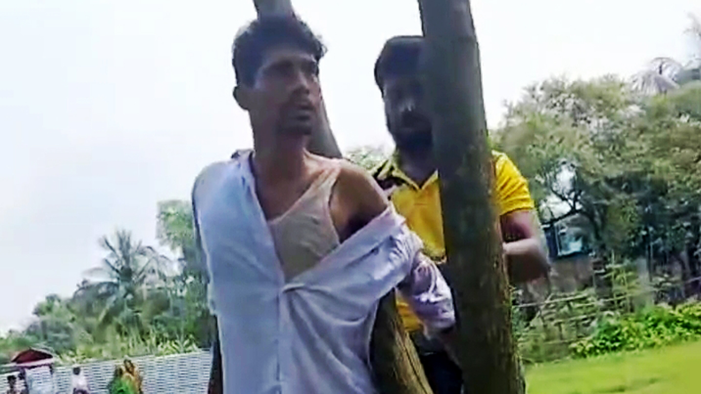 চাঁদা চাওয়ায় যুবদল নেতাকে গাছে বেঁধে রাখল জনতা