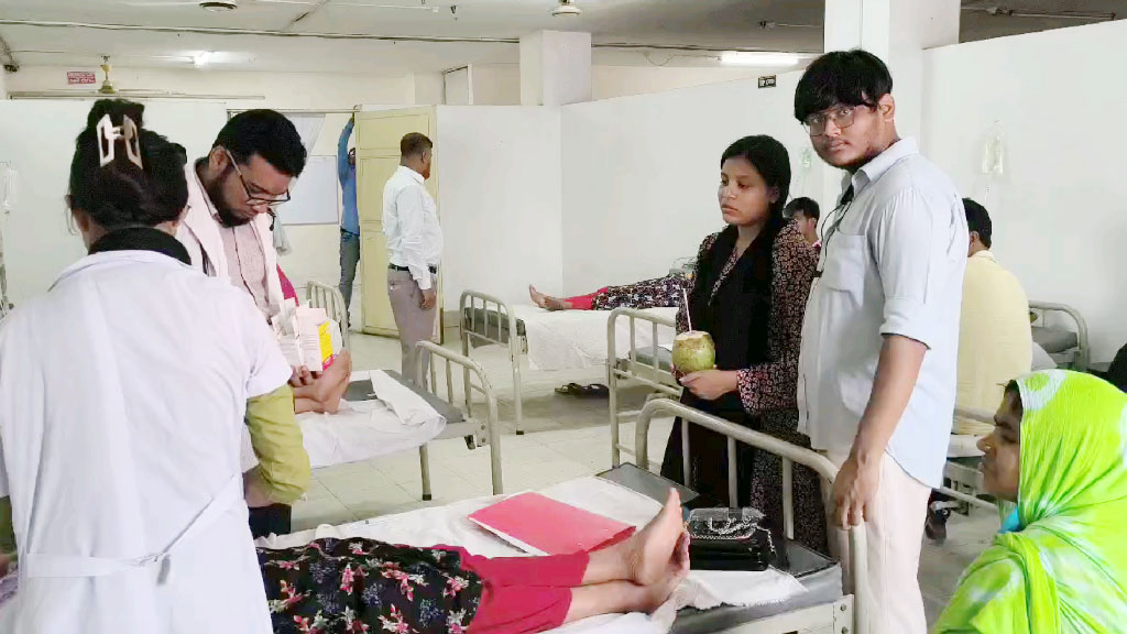 গাজীপুরে আজও শতাধিক শ্রমিক অসুস্থ, চিকিৎসকেরা বলছেন ‘গণমনস্তাত্ত্বিক রোগ’