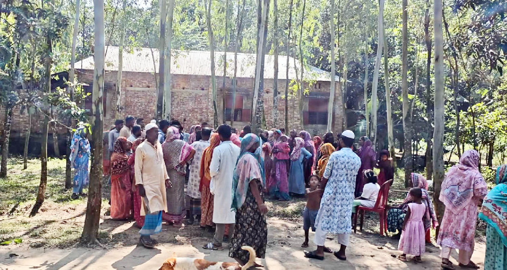 দেড় লাখ টাকার চেক বুঝে নিয়ে বাবার লাশ দাফনে সম্মতি মেয়ের