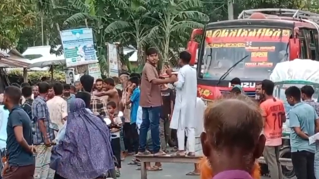 মাদক কারবারিদের গ্রেপ্তারের দাবিতে সড়ক অবরোধ এলাকাবাসীর