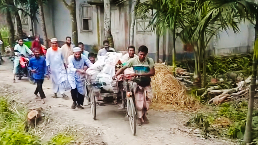 মালবোঝাই ভ্যান ঠেলে চালককে সহায়তা এমপির, ভিডিও ভাইরাল