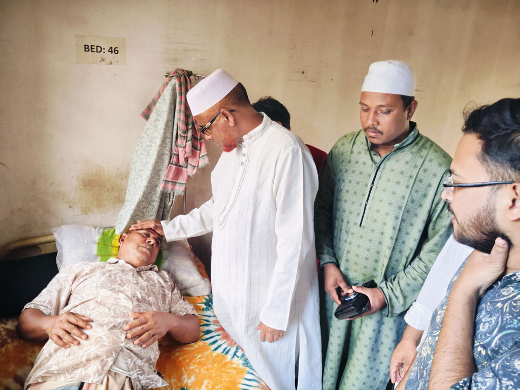 হামলায় আহত সাংবাদিক দুলালকে দেখতে হাসপাতালে গেলেন এমপি রায়হান সিরাজী