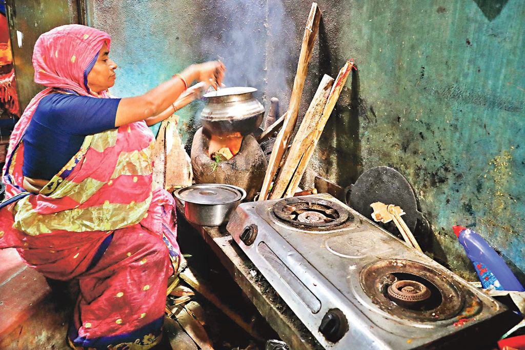 জ্বলে না চুলা, ইফতারি তৈরিতে হিমশিম রাঁধুনি