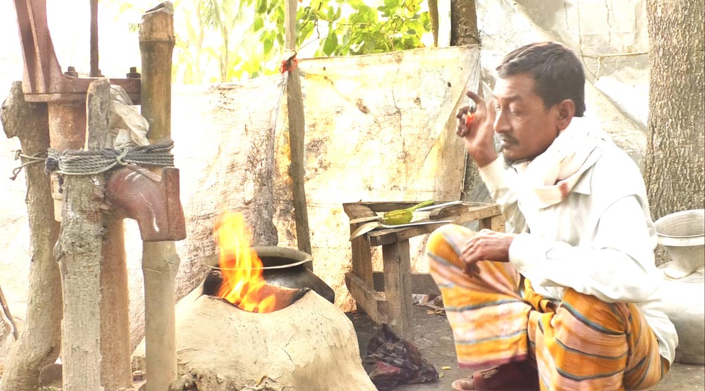 নলকূপ থেকে ওঠা গ্যাসে ৪ মাস ধরে জ্বলছে চুলা