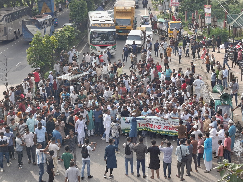 গজারিয়ায় বিএনপির ইউনিয়ন কমিটি গঠন নিয়ে ঢাকা-চট্টগ্রাম মহাসড়ক অবরোধ