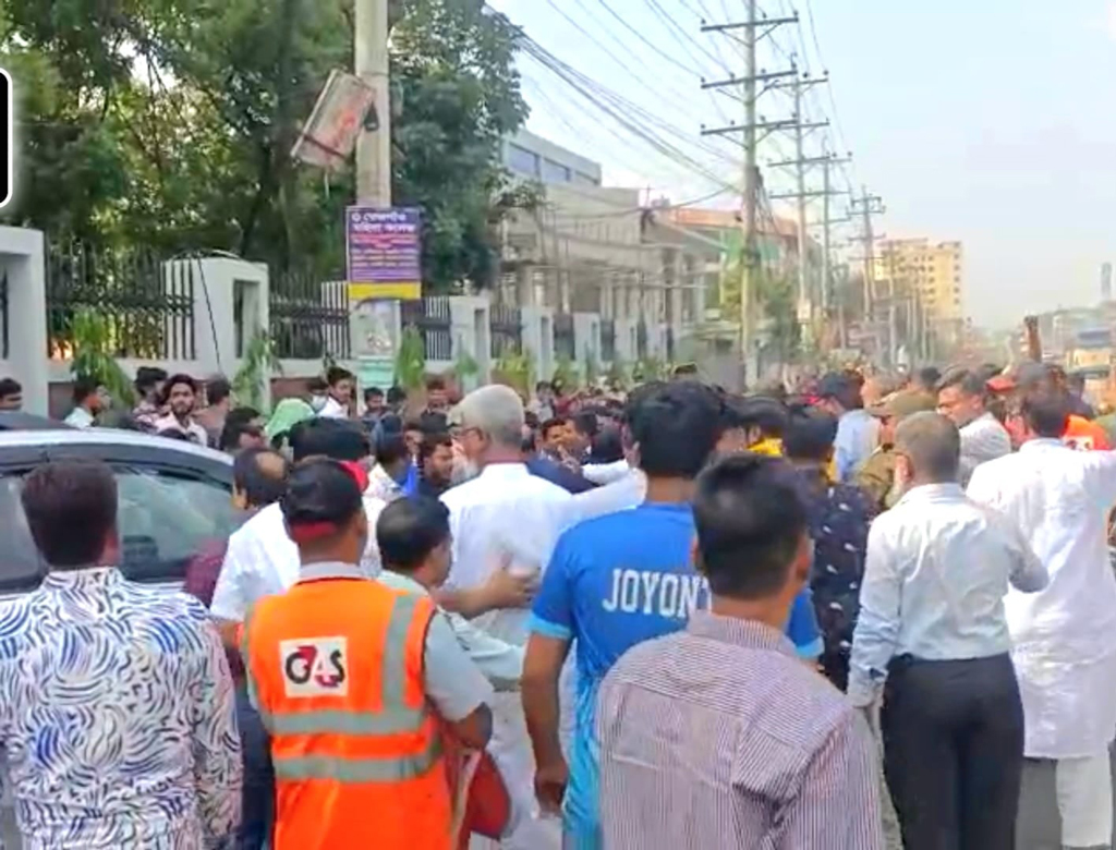 অটোপাসের দাবিতে বিক্ষোভ, জাতীয় বিশ্ববিদ্যালয়ের উপাচার্যকে হেনস্তা