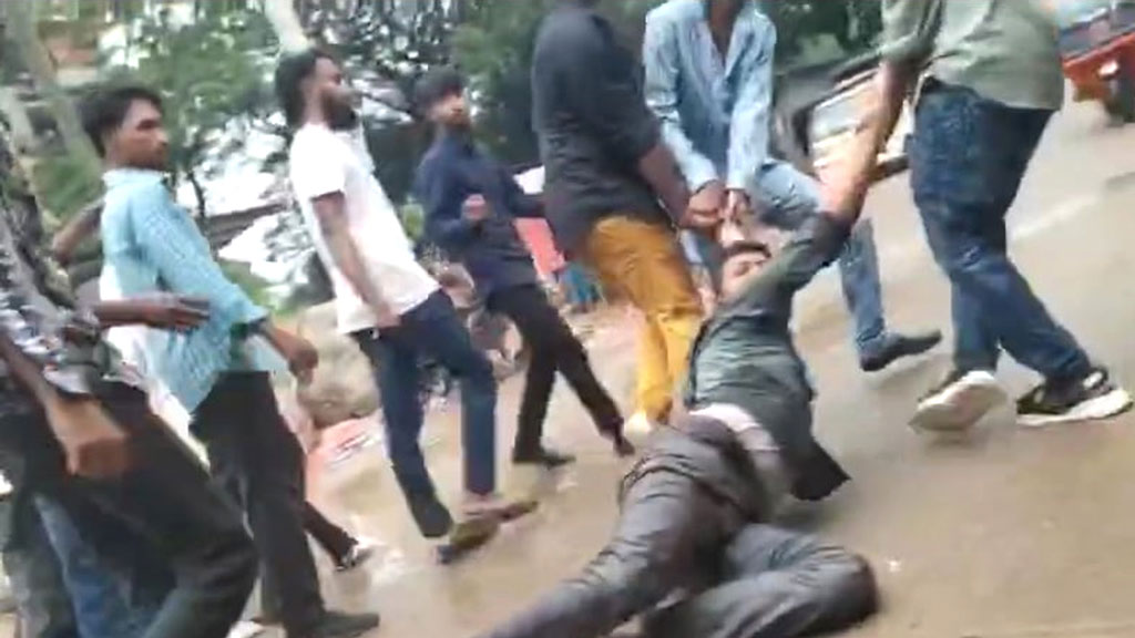 গাজীপুরে ইট দিয়ে সাংবাদিকের পা থেঁতলে দিয়েছে দুর্বৃত্তরা