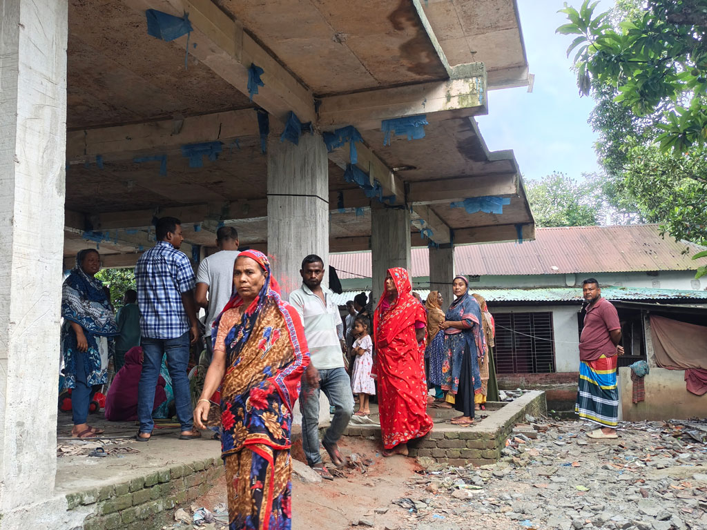২০ লাখ টাকা তুলে বাড়িতে এনেছিলেন ব্যবসায়ী, রাতে ডাকাতের কোপে স্ত্রী নিহত